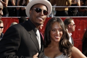 皮爾斯：女性應(yīng)該向男性下跪求婚 因?yàn)槟行栽诨橐鲋刑峁┝藘r(jià)值