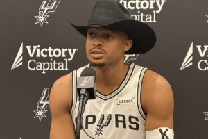 凱爾登：對于年輕人我更像是哥哥不是導師 他們都是我的兄弟