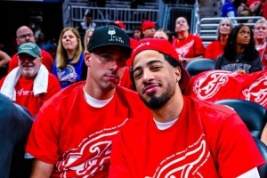 步行者官推曬照：哈利伯頓&麥康納觀戰(zhàn)WNBA半決賽狂熱對(duì)陣王牌