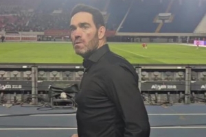 少打一人補時連進兩球絕平，亞泰主帥蘇亞雷斯農(nóng)夫三拳慶祝