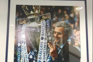 3座英超冠軍！斯坦福橋發(fā)布廳掛的這3張照片，令穆里尼奧點(diǎn)名稱贊