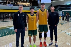 男籃教練郭士強(qiáng)&李昂來(lái)到舊金山大學(xué) 看望旅美小將王俊杰&趙維倫