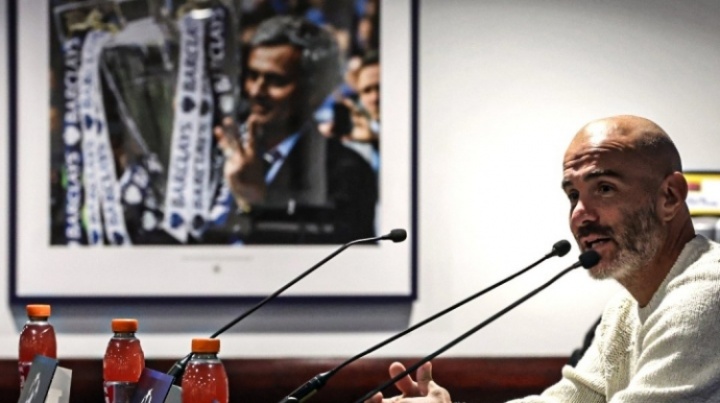 傳奇回家！馬雷斯卡發(fā)布會(huì)現(xiàn)場，墻上的照片正是穆帥英超第3冠