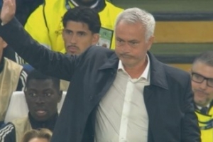 記者：恩佐準(zhǔn)備主罰角球時(shí)，穆帥要求本菲卡球迷停止投擲物品