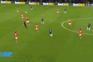 錯(cuò)失絕佳良機(jī)！庫庫雷利亞回做，喬治小禁區(qū)直面門將打門被撲！