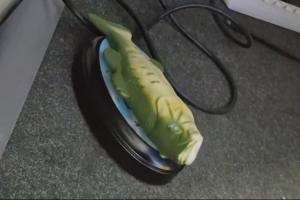 太會整活了??阿隆索賽后收到“一條魚”，嘴里不停喊Hala馬德里