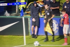 不愧是你??帕爾默戴帽看青年歐冠，晚上穿棉襖也戴帽看隊(duì)友比賽