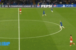 沒必要?。∏袪栁鞣敢?guī)后恩佐上前把球踢走，被主裁出示黃牌！