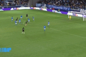 擋不??！??凱恩連過(guò)數(shù)人雙響賽季已進(jìn)17球，拜仁4球領(lǐng)先