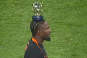 可愛捏，圖拉姆當(dāng)選全場最佳，將獎(jiǎng)杯放在頭頂