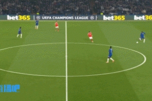 特殊的一個(gè)！切爾西球迷起立鼓掌致敬穆帥，穆里尼奧揮手回應(yīng)