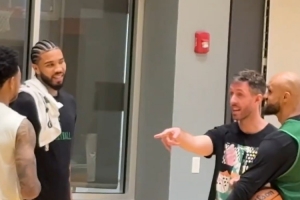 新發(fā)型亮眼！塔圖姆現(xiàn)身訓(xùn)練場(chǎng) 與懷特&新援安芬尼-西蒙斯聊天