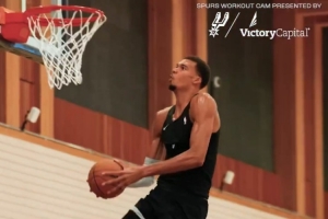 這天賦！馬刺官媒曬訓(xùn)練營的視頻：文班亞馬快攻中秀背扣