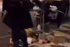 郵報：維拉和費耶諾德球迷賽前斗毆，五名鹿特丹當(dāng)?shù)厝吮徊? >
                                        </div>
                                    </div>
                                                                        <div   id=