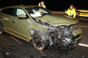 死里逃生！荷蘭前國腳遭遇4車連環(huán)車禍，百萬蘭博基尼直接報廢
