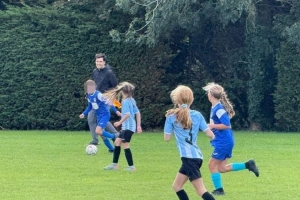 社區(qū)之光！伊勞拉帶伯恩茅斯贏球后，到草根女子青訓(xùn)足球賽當(dāng)邊裁