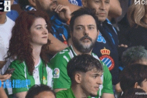 名場面+1??安東尼場邊“指導(dǎo)”主帥佩萊格里尼 佩工連連點(diǎn)頭