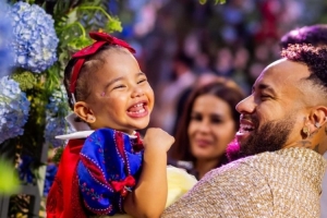 內(nèi)馬爾為女兒慶祝2歲生日，巴媒此前報道稱他花64萬歐辦生日派對