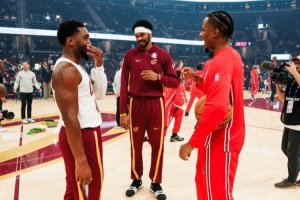 老隊友碰面！騎士VS公牛賽前 米切爾&阿倫與前隊友奧科羅攀談