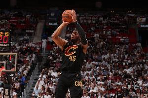 小試牛刀！米切爾半場5中3拿到7分1板2助2斷