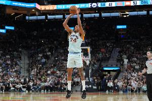 穩(wěn)定發(fā)揮！瓦塞爾半場(chǎng)8中3拿到8分6籃板2助攻 正負(fù)值+9