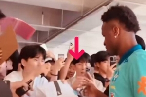 人氣很高！維尼修斯巴西隊(duì)訓(xùn)練之前為球迷簽名