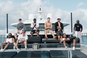 熱火兄弟情！希羅曬照：眾隊(duì)友們游艇出海團(tuán)建！