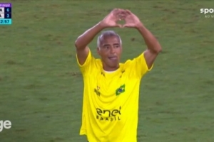 風(fēng)采依舊！傳奇賽巴西8-3意大利，羅馬里奧中圈啟動單刀吊射破門