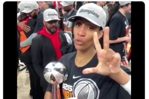 cue一下老詹？阿賈面對鏡頭：不是一冠 不是兩冠 我們?nèi)趪D