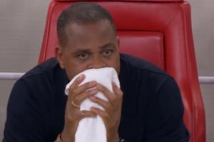 氣哭了？印尼主帥克魯伊維特賽后怒砸椅子，不斷擦臉眼眶泛紅