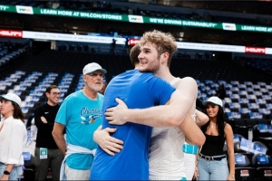 高中隊(duì)友相遇！利亞姆-麥克尼利與弗拉格熱情相擁！