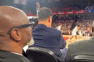 看了又好像沒看！球迷中國賽坐在姚明和奧尼爾身后 啥也看不見