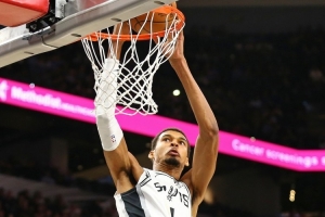 文班7次失誤！米奇：季前賽他嘗試不同打法與不同陣容搭配磨合