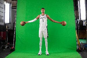 太超模了！文班從己方禁區(qū)到敵方禁區(qū)只用了4次運(yùn)球