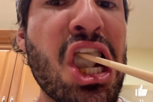 帕托社媒曬吃餃子視頻：好想念中國，吃中國菜時感覺離你們更近了