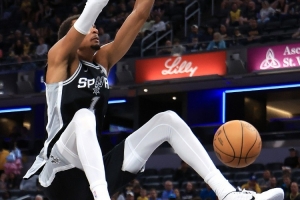 如常！文班半場攻防亮眼但失誤略多 6中4拿11分8板2帽另4失誤