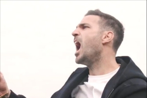 激情！戰(zhàn)勝尤文后小法沖入球員堆慶祝，向看臺“農(nóng)夫三拳”謝場