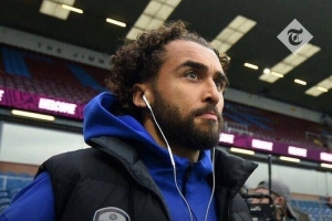 郵報(bào)：伯恩利vs利茲聯(lián)進(jìn)行單膝跪地儀式時(shí)，勒溫拒絕跪地選擇站立