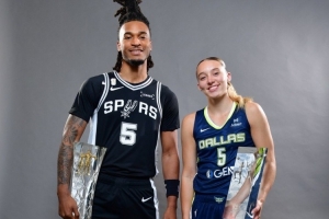 夢幻聯(lián)動！康大校友卡斯?fàn)?佩奇的最佳新秀獲獎人合影！