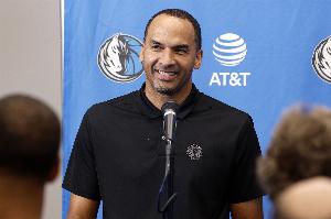 湖記玩梗：防守確實能奪冠—哈里森在瘋人院里看馬刺比賽時喊話！