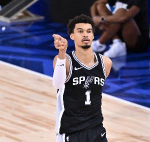 巔峰的你能防文班嗎？考辛斯：不可能 他根本沒法防