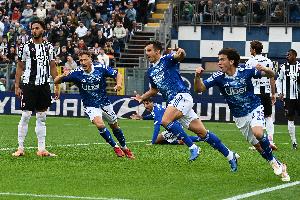 衛(wèi)報：巴薩與黃潛的海外賽被取消后，米蘭與科莫的海外比賽或泡湯