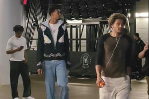 小吧在達(dá)拉斯帶來(lái)現(xiàn)場(chǎng)報(bào)道??近距離看2米24的文班是什么體驗(yàn)？