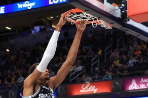 夏天苦練成果！文班完爆濃眉+萊夫利雙塔 29分鐘狂砍40分15板3帽