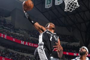 ??今日最佳照片？文班突破迎著濃眉的防守上演恐怖掄扣！