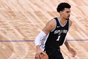 船記：好像有人指導文班亞馬 讓他少投外線&多去內(nèi)線懲罰對手