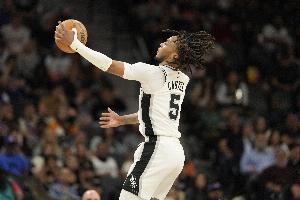 卡斯爾揭幕戰(zhàn)砍20+5+5 自2020年德羅贊和德章泰-穆雷后馬刺首人