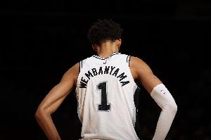 第一場就炸了！文班成為NBA歷史第6個賽季首戰(zhàn)至少40+15籃板球員