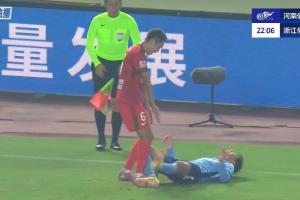 張璦暉倒地夾住皮球，王上源上去對(duì)著皮球連踢了幾腳