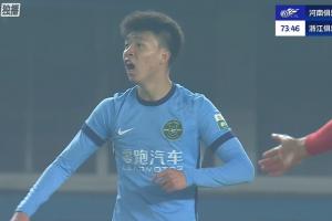 何超故意手球染黃，裁判未吹浙江有利進(jìn)攻，王鈺棟憤怒砸球